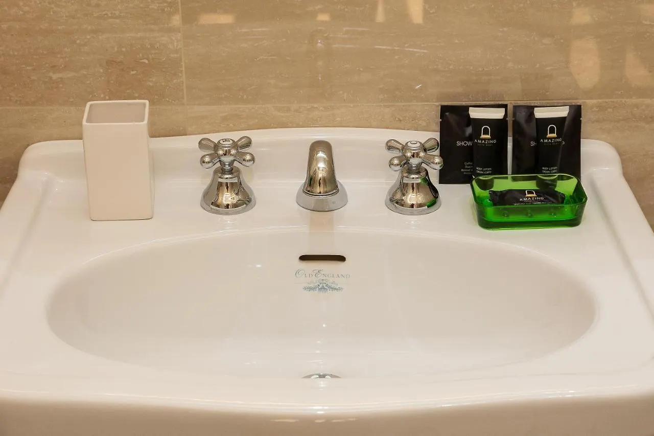 Spa Apartment Via Barberini Rome Italy